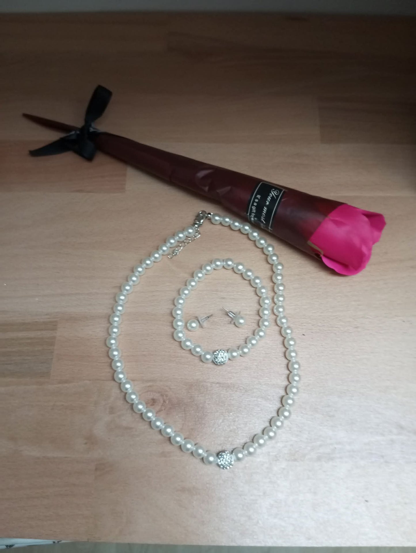 Parure collier,bracelet et boucles d'oreilles accompagné de sa rose